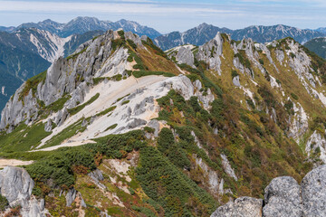 燕岳から北燕岳へ続く稜線上の先に劔岳と立山
