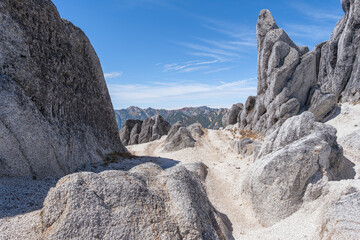 アルプスの女王燕岳に点在する花崗岩のオブジェ