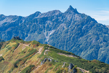 Fototapeta na wymiar 燕山荘から表銀座縦走ルートの先に威風堂々とした槍ヶ岳の眺め
