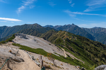 燕山荘から表銀座縦走ルートの先に威風堂々とした槍ヶ岳の眺め