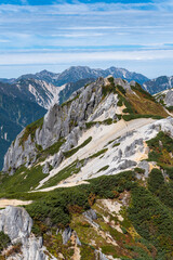 燕岳から北燕岳へ続く稜線上の先に劔岳と立山