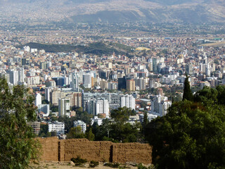 Obraz premium Vista panoramica de la ciudad de Cochabamba - Bolivia desde la zona norte hasta la zona sud donde se encuentra el aeropuerto
