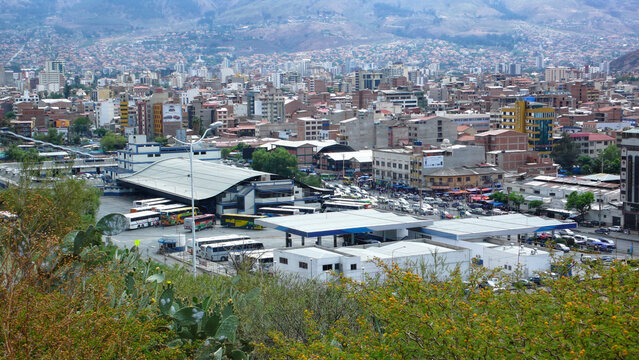 Terminal de buses interdepartamentales de la ciudad de Cochabamba - Boivia. Fotografia panoramica desde la Coronilla hacia la zona norte y la cordillera Tunari