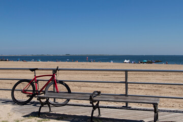 赤い自転車と夏の浜辺