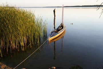 Faltboot mit Segel, Abendstimmung, Plauer See, Plau am See, Mecklenburg-Vorpommern, Deutschland - obrazy, fototapety, plakaty