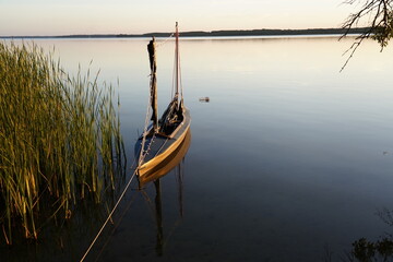Fototapeta Faltboot mit Segel, Abendstimmung, Plauer See, Plau am See, Mecklenburg-Vorpommern, Deutschland obraz