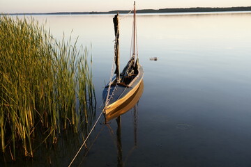 Faltboot mit Segel, Abendstimmung, Plauer See, Plau am See, Mecklenburg-Vorpommern, Deutschland - obrazy, fototapety, plakaty