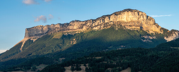 Fototapeta premium Abendlicher Panoramablick auf den Mont Granier, Chartreuse