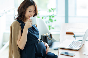 妊婦 ビジネスウーマン