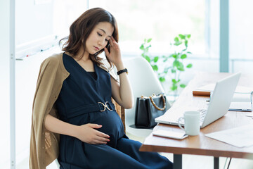 妊婦 ビジネスウーマン