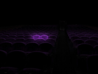 映画館のスポットライトで浮かぶ紫の2席