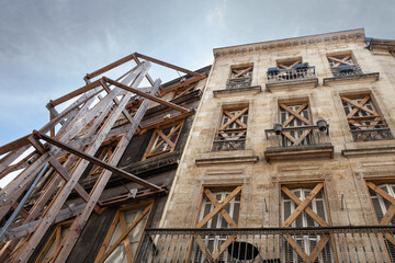 Fototapeta na wymiar Securing old buildings in the city