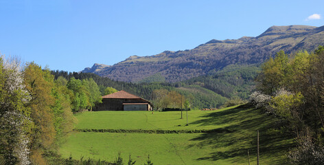 paisaje rural casa rústica caserío país vasco 4M0A3844-as22 © txakel
