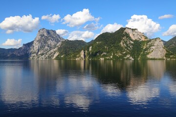 Fototapeta na wymiar Lake Traun (Traunsee), summer landscape in Austria. Austrian Alps.