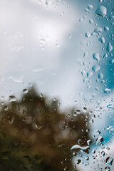 Regen oder Sonne, Tropfen auf Fensterscheibe