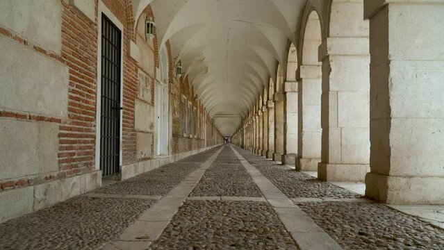 soportales junto al Palacio Real de Aranjuez, Madrid, Espa&ntilde;a, septiembre de 2022.