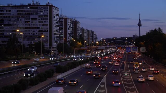 (Time lapse) vista panor&aacute;mica de la carretera m-30 al anochecer. Madrid, Espa&ntilde;a, septiembre 2022.
