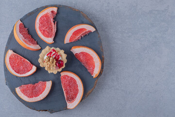 Delicious cookie with grapefruit slices on wooden board