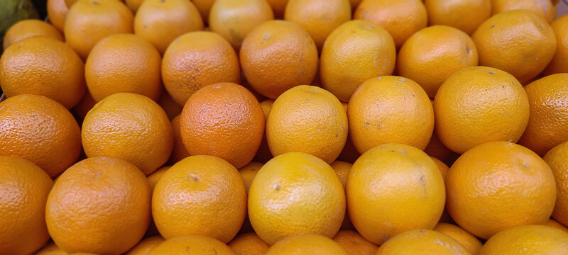 Una caja llena de naranjas