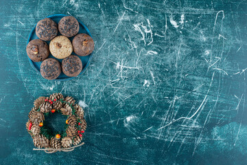 Delicious cookies with a wreath on a marble background