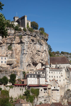 Le village de Rocamadour (Lot)  blotti contre sa haute falaise