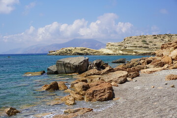Roter Steinstrand mit Blick auf Kassos, Griechenland