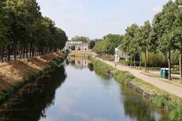Fototapeta na wymiar Les rives de la rivière Somme, ville de Amiens, département de la Somme, Franc