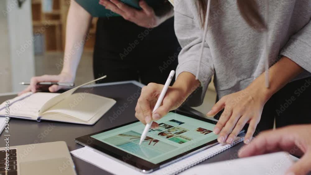 Aufkleber meeting planning, web design strategy and employees talking about company website on tablet, digital