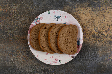 Sliced rye bread on colorful plate
