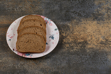 Sliced rye bread on colorful plate