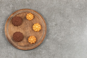 Obraz na płótnie Canvas Two types of cookies on wooden board