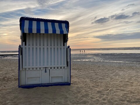 Strandkorb am Strand der Nordsee in Cuxhaven am Abend