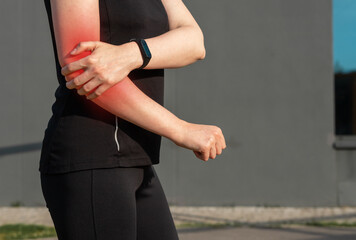Elbow pain, sport trauma of woman athlete