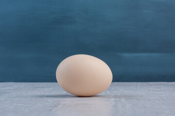 Single egg displayed on marble background