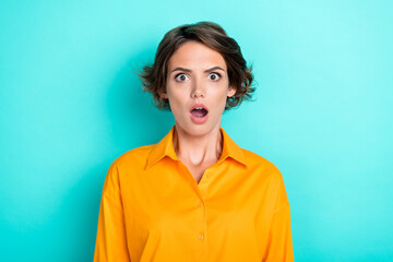 Obraz premium Photo of adorable cute nice girl with bob hairdo dressed yellow shirt scared horrified staring isolated on turquoise color background