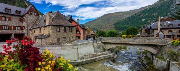 Sommerurlaub in den spanischen Pyrenäen : Das Örtchen Tredos im Val D´Aran mit Brücke über die...