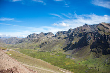 Paisajes camino a la montaña de siete Colores en Vinicunca.