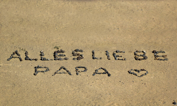 Im Sand wurde ein besonderer Gruß an den Papa hinterlassen. "Alles Liebe Papa"