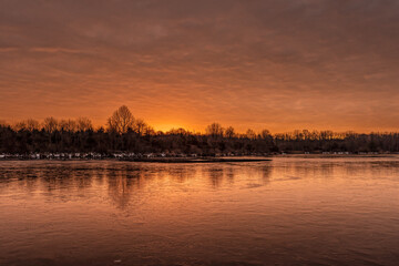 Obraz na płótnie Canvas Sunrise Over Lake