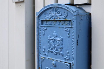 Old blue mailbox with the French inscription 