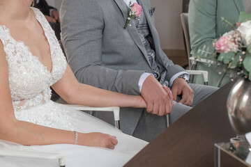Hände vom Brautpaar mit Eheringen am Hochzeitstag, close-up