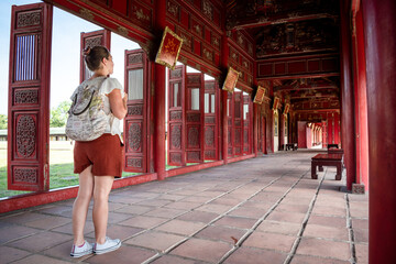 Mujer turista descubriendo los pasillos y corredores de la antigua ciudad imperial de Hue	