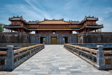 puente de ingreso a la antigua ciudad imperial de Hue, patrimonio de la humanidad por la UNESCO