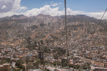 Vista panorámica de La Paz, montañas de fondo.