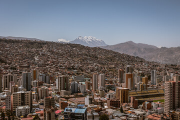 La Paz, Bolivia. Vista panorámica con montaña nevada.