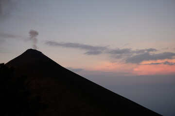 Fototapeta na wymiar Aktiver Vulkan Acatenango in Guatemala