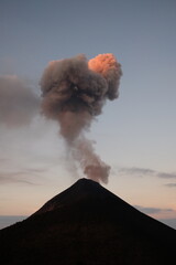 Aktiver Vulkan Acatenango in Guatemala
