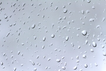 gotas de chuva na janela, gotas de água da chuva no vidro, pingos de chuva na janela