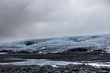 Glaciar sobre terreno volcánico. Paisaje inhóspito.