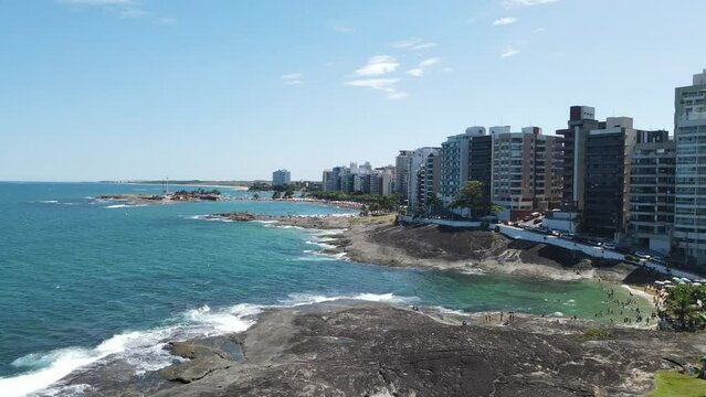Imagem a&eacute;rea de drone das praias e do centro de Guarapari a Cidadae Sa&uacute;de. Destino tur&iacute;stico de milhares de pessoas no ver&atilde;o.